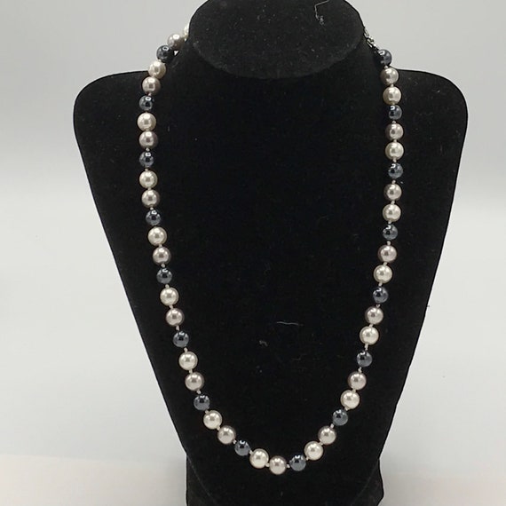 Vintage white and dark pearl necklace. - image 7