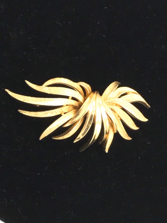 Vintage gold tone brooch by Coro - image 4