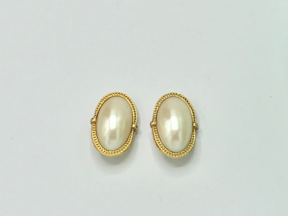 Large size of pearl and gold tone earrings. - image 6