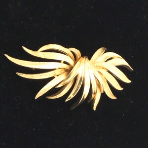 Vintage gold tone brooch by Coro image 7
