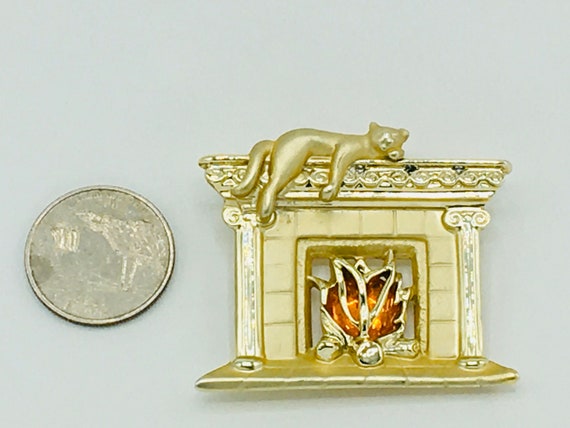 Vintage cat on the fireplace as brooch; gold tone - image 6