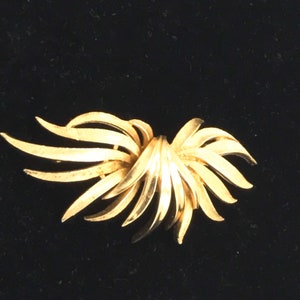 Vintage gold tone brooch by Coro image 8