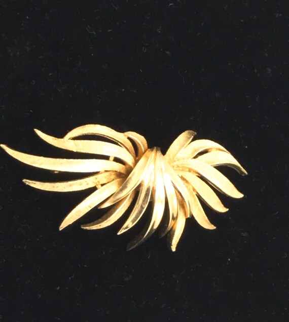 Vintage gold tone brooch by Coro - image 8