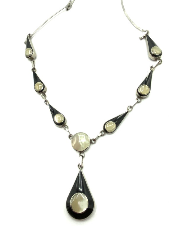 Gorgeous vintage black and white necklace with mot