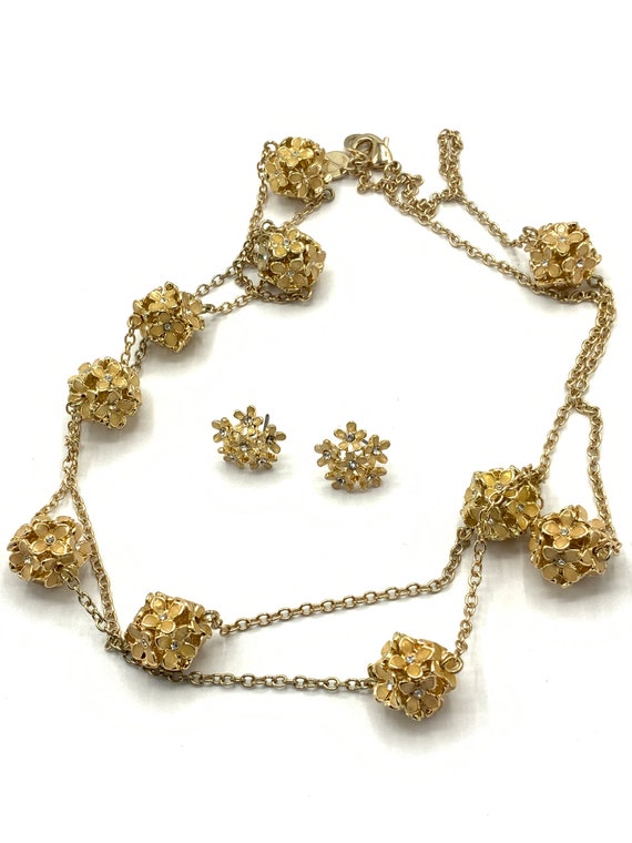 Gorgeous beads with small flower and gold tone ne… - image 5