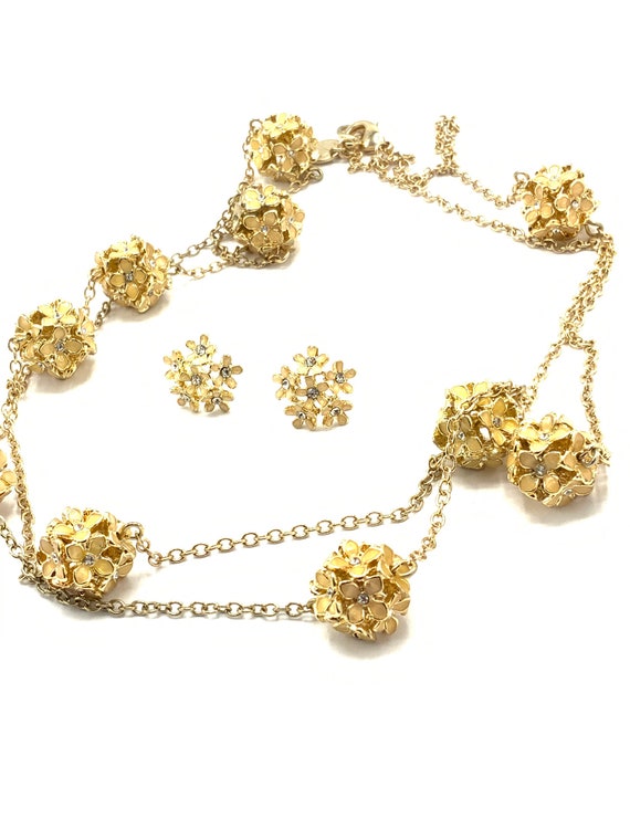 Gorgeous beads with small flower and gold tone ne… - image 1
