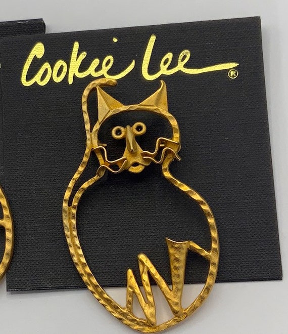 Gorgeous collectible Cat old gold tone  brooch by… - image 2