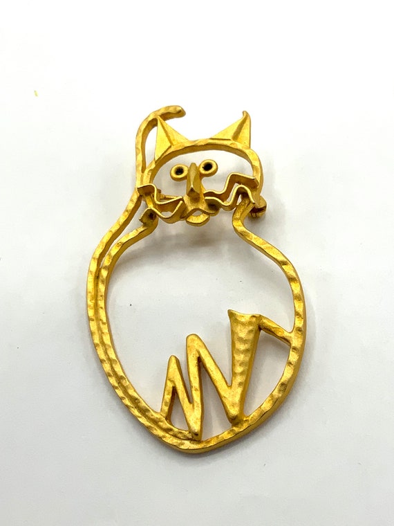 Gorgeous collectible Cat old gold tone  brooch by… - image 3