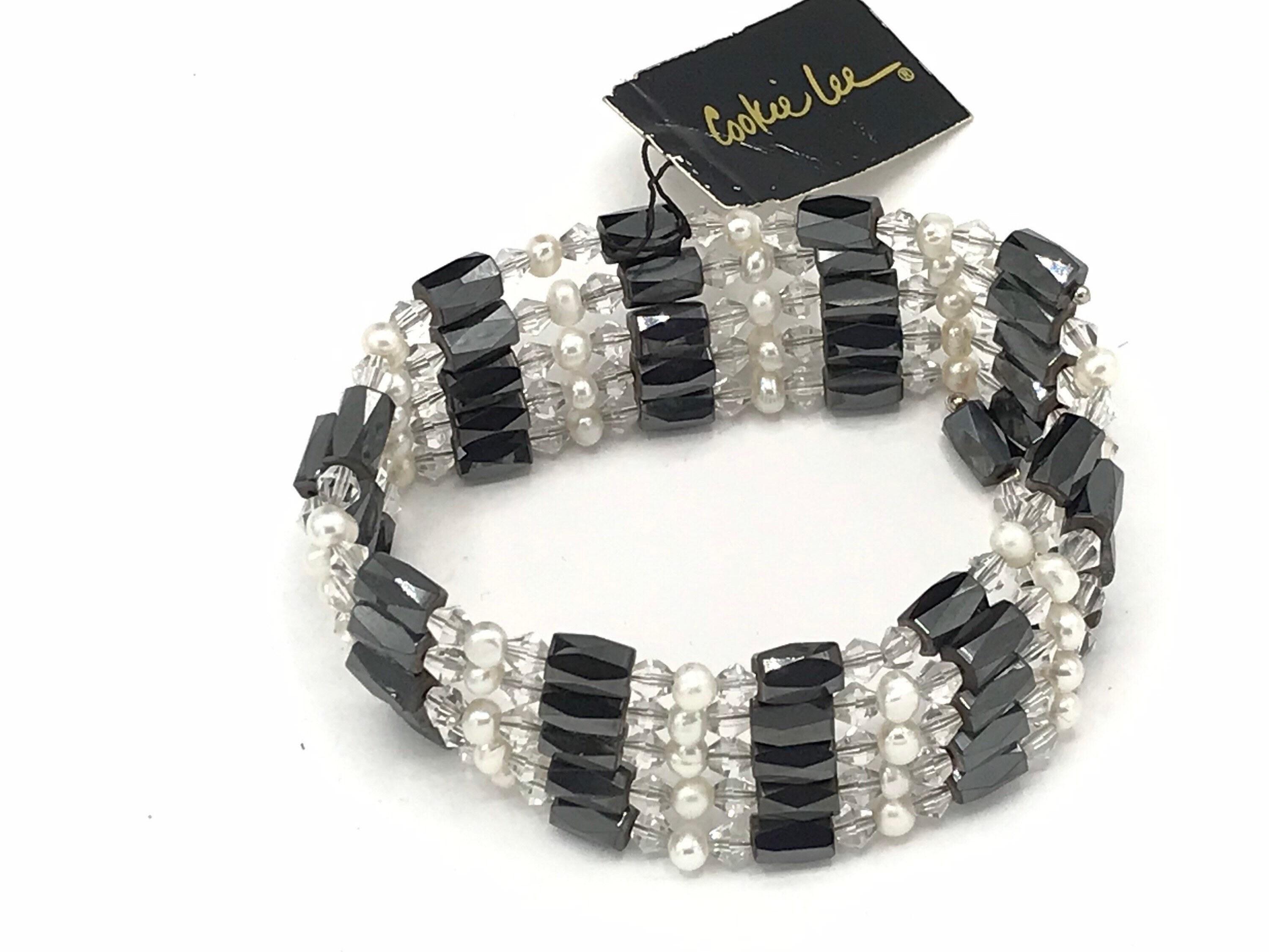 Magnetic bead necklace deals
