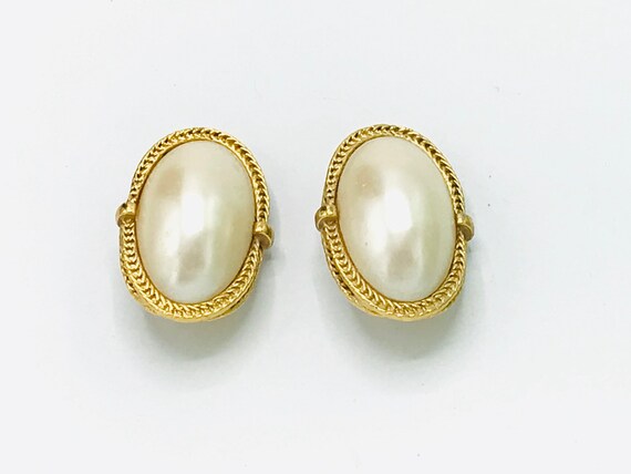 Large size of pearl and gold tone earrings. - image 9