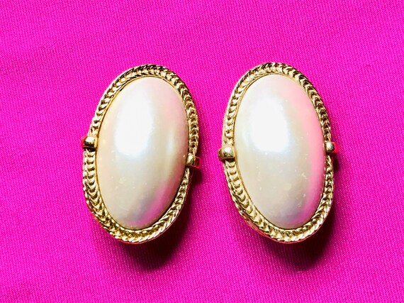 Large size of pearl and gold tone earrings. - image 7