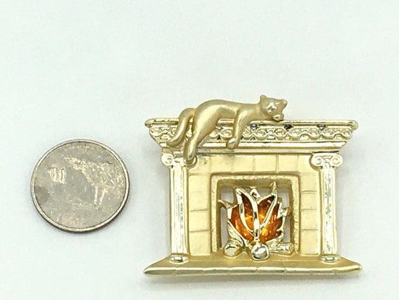 Vintage cat on the fireplace as brooch; gold tone - image 7