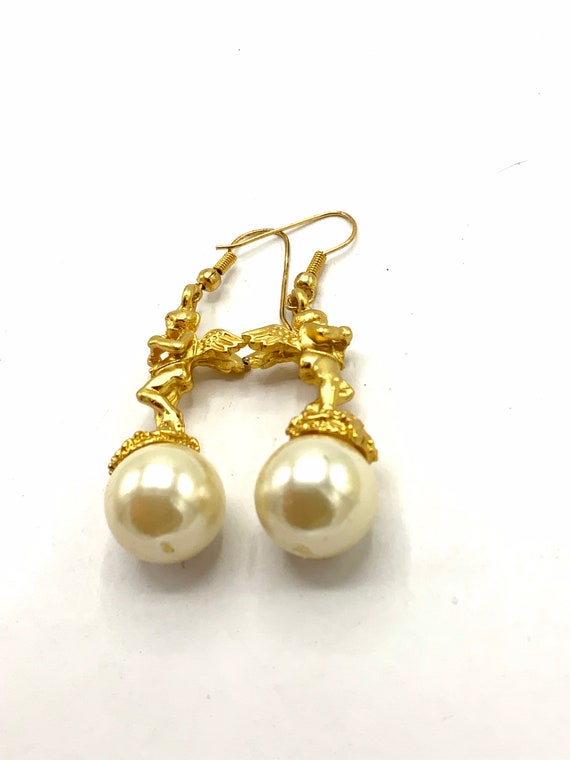 Gorgeous collectible pearl with gold tone Angel, … - image 1