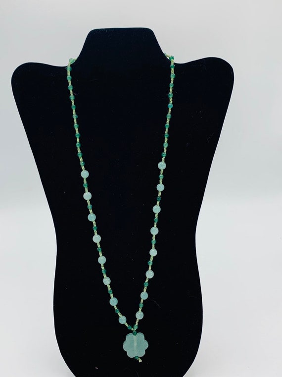 Vintage Jade necklace, beads with flower  shape p… - image 5