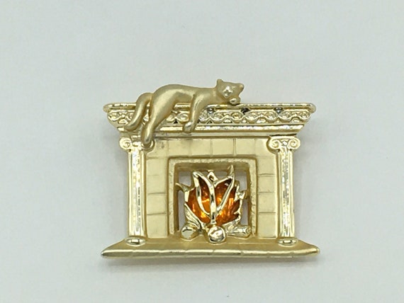 Vintage cat on the fireplace as brooch; gold tone - image 2