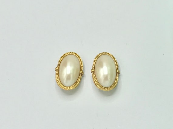 Large size of pearl and gold tone earrings. - image 8