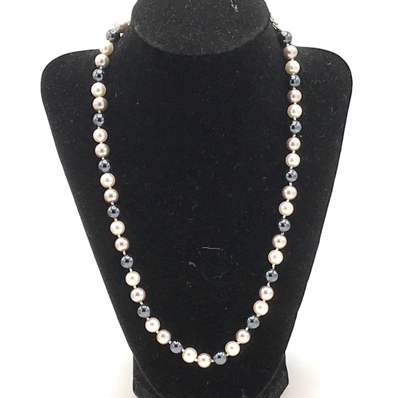 Vintage white and dark pearl necklace. - image 1