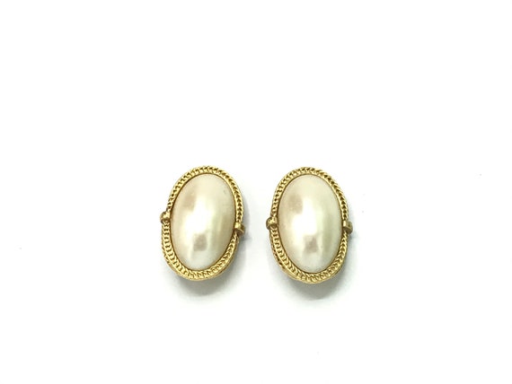 Large size of pearl and gold tone earrings. - image 10