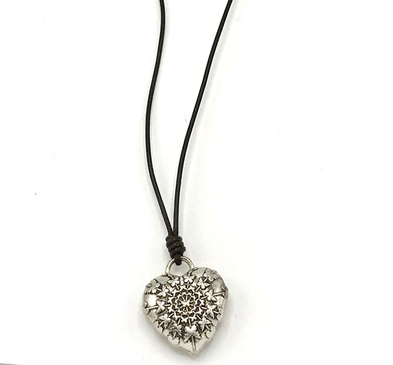ネックレス・ペンダント VERY VINTAGE TINY BLACK SILVER HEART PENDANT NECKLACE Black Velvet Choker Bohemian Tiny Heart Crystal Pendant