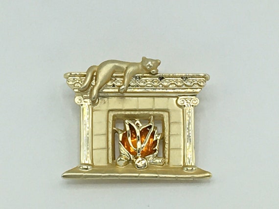 Vintage cat on the fireplace as brooch; gold tone - image 3
