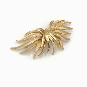 Vintage gold tone brooch by Coro image 6