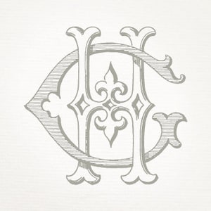Może przedstawiać: Szary, ozdobny monogram z przeplatającymi się literami "H" i "C". Projekt ma estetykę vintage, z dekoracyjnymi zdobieniami i elementem fleur-de-lis. Tło jest jasne, teksturowane, w kolorze złamanej bieli.