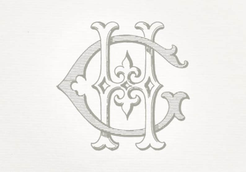 Może przedstawiać: Szary, ozdobny monogram z przeplatającymi się literami "H" i "C". Projekt ma estetykę vintage, z dekoracyjnymi zdobieniami i elementem fleur-de-lis. Tło jest jasne, teksturowane, w kolorze złamanej bieli.