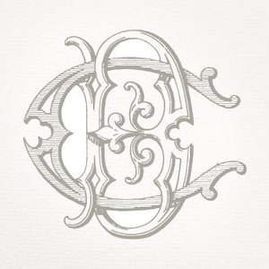 Puede incluir: Un monograma gris ornamentado con las letras entrelazadas "C" y "E". El diseño tiene una estética vintage con adornos decorativos y una apariencia grabada detallada. El fondo es un blanco roto claro y texturizado.