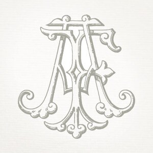 Puede incluir: Un monograma decorativo con las letras "A" y "A" entrelazadas en un diseño estilizado y ornamentado. Las letras son de color gris y tienen un aspecto vintage y antiguo.