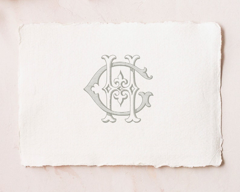 Może przedstawiać: Jasnoszary wz&oacute;r monogramu z przeplatającymi się literami "H" i "C" na teksturowanym, kremowym papierze. Papier ma postrzępioną krawędź, na tle miękkiego r&oacute;żowego tła.