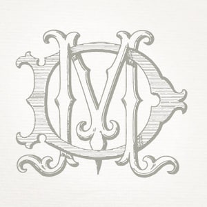 Könnte beinhalten: Ein Monogramm im Vintage-Stil mit den Buchstaben "M" und "C", die in einem Kreis miteinander verschlungen sind. Die Buchstaben sind in einer dekorativen Schreibschrift gehalten und haben kunstvolle Verzierungen.