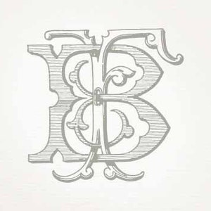 Puede incluir: Un monograma decorativo con las letras "B" y "B" entrelazadas en una fuente estilizada y adornada. Las letras están rodeadas de florituras y volutas intrincadas.