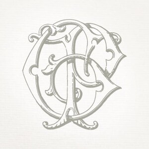 Puede incluir: Un monograma decorativo con las letras "C" y "P" entrelazadas en un diseño estilizado y ornamentado. Las letras son de color gris y tienen una estética vintage.
