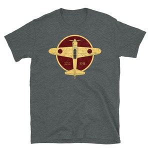 Könnte beinhalten: Ein dunkel-helles graues T-Shirt mit einer Vintage-Illustration eines Mitsubishi A5M  "Claude"  Zero-Kampfflugzeugs. Das Flugzeug ist gelb mit roten Kreisen und dem Text "零戦" in rot.