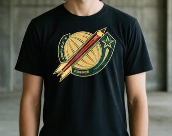 以下が含まれることがあります： 黒の半袖Tシャツ。黄色い地球儀に赤い鉛筆が重なったグラフィックデザインが特徴です。緑の星、"CREATIUE"と"COSMOS"の文字、そして"1982"という年号が、使い込まれたヴィンテージ風のスタイルで描かれています。