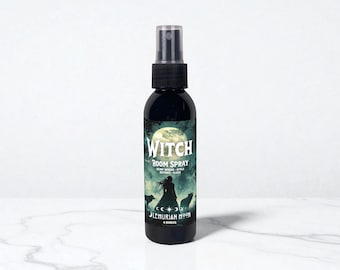 Peut inclure: Flacon de spray noir pour chambre, étiqueté "Witch Room Spray". L'étiquette présente une femme, des loups et une pleine lune. Le flacon contient 118 ml de spray.