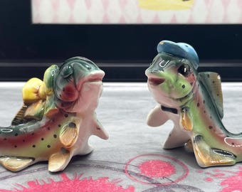 Vintage Anthropomorphic Mädchen & Junge Regenbogenforelle Salz und Pfefferstreuer Japan HTF