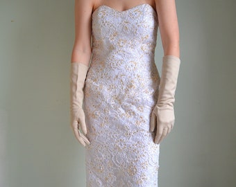 vintage 80s white wedding gown / second look strapless dress with a sweetheart neckline, floral lace pattern, and beads