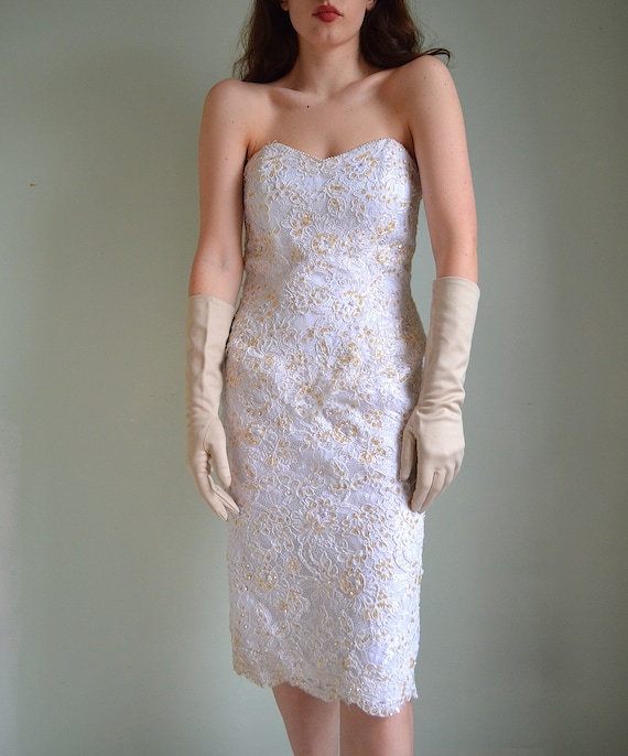 Vintage 80s White Wedding Gown / Second Look Strapless Dress with A Sweetheart Neckline, Floral Lace Pattern, and Beads