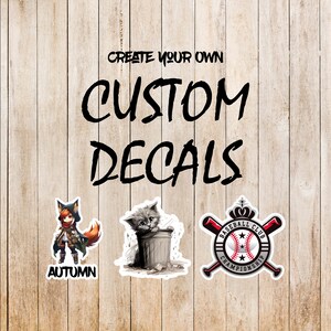 Pode incluir: Crie seus próprios adesivos personalizados. Três designs diferentes são mostrados: uma menina de desenho animado com uma cauda de raposa, um gatinho em um lixo e um logotipo de clube de beisebol com morcegos cruzados.
