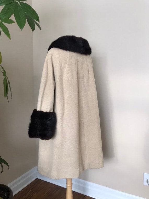 Vintage cream wool coat with mink collar and cuffs - image 3