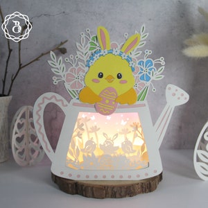 Poulet de Pâques dans l’arrosoir de fleurs Shadow Box - Modèle de découpe de papier de Pâques Fichiers SVG