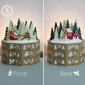 Könnte beinhalten: Ein festlicher Weihnachts-Adventskalender mit brauner Außenseite und weißen Details. Die Vorderseite zeigt den Weihnachtsmann im Schlitten und die Zahlen 1-24. Die Rückseite zeigt ein rotes Haus, einen Hirsch und Tannenbäume.