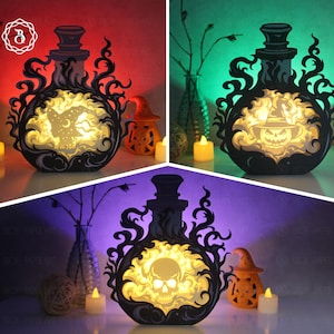 Może przedstawiać: Trzy dekoracyjne lampy w stylu Halloween z motywem butelki z eliksirem. Lampy są oświetlone i prezentują różne wzory wewnątrz butelki, w tym czaszkę, kapelusz czarownicy i sierp księżyca.