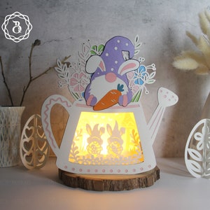 Gnomes de Pâques dans l’arrosoir de fleurs Shadow Box Fichiers SVG - Modèle de découpe de papier de Pâques
