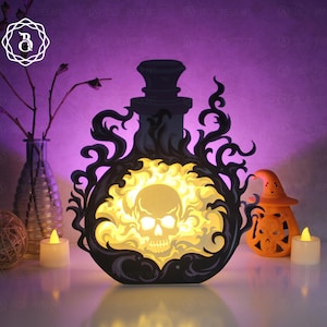 Peut inclure: Une silhouette noire d'une fiole de potion avec un crâne et des flammes à l'intérieur. La fiole est entourée de vignes tourbillonnantes. L'image est éclairée par derrière, créant un effet lumineux.