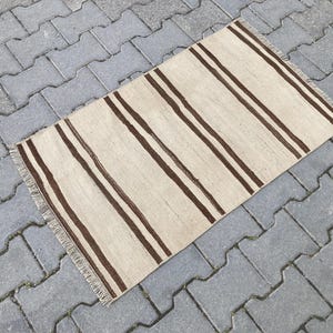 Vintage turkisk kelimmatta: Beige & brun randig ulldörrmatta (60 x 90 cm)