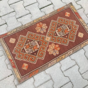 Vintage Turkish Kilim Rug: Handmade Wool Small Rug (1&#39;6 x 2&#39;9 ft)