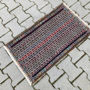 Tapis kilim turc brodé vintage : tapis d'entrée coloré (2 x 3 pi)