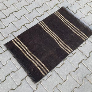 Tappeto piccolo marrone scuro, tappeto piccolo a righe, tappeto da ingresso, tappeto zerbino, tappeto piccolo in pelo di capra, tappeto piccolo a trama piatta, tappeto kilim piccolo, tappeto 2x3